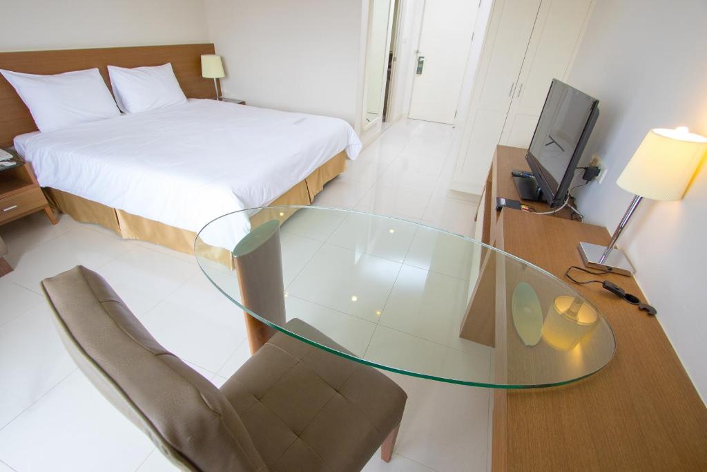 thomson-hotel-and-residences-huamark-skyred-thailand-serve-tour
